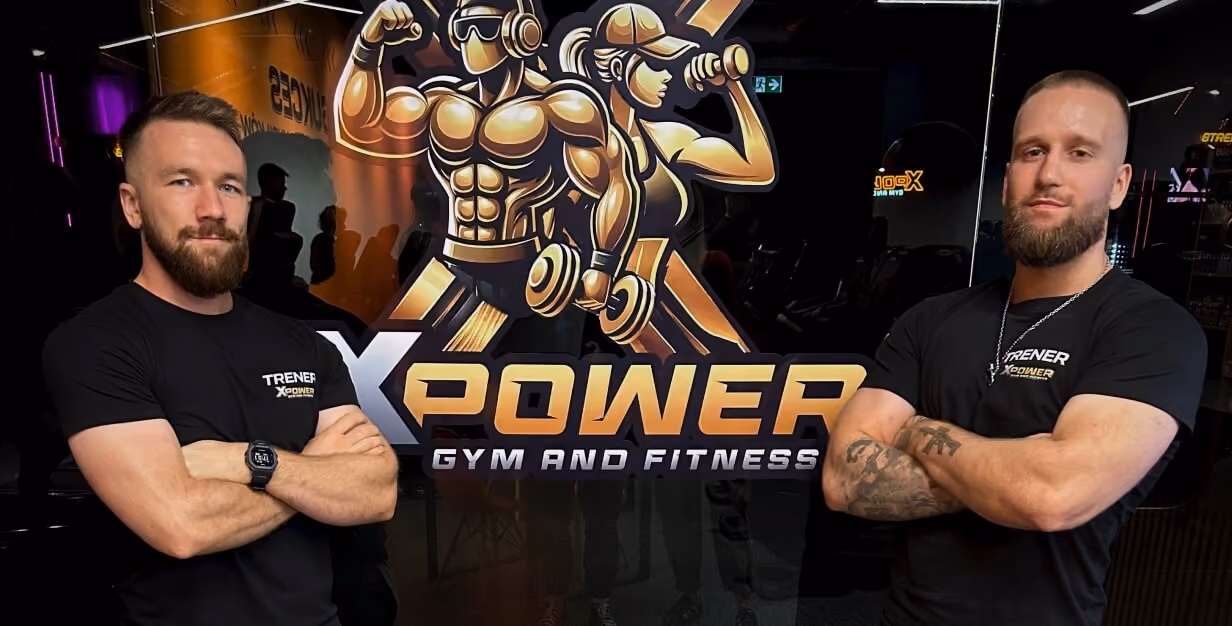 Dwóch trenerów fitness stoi z założonymi rękami przed logo Xpower Gym and Fitness.